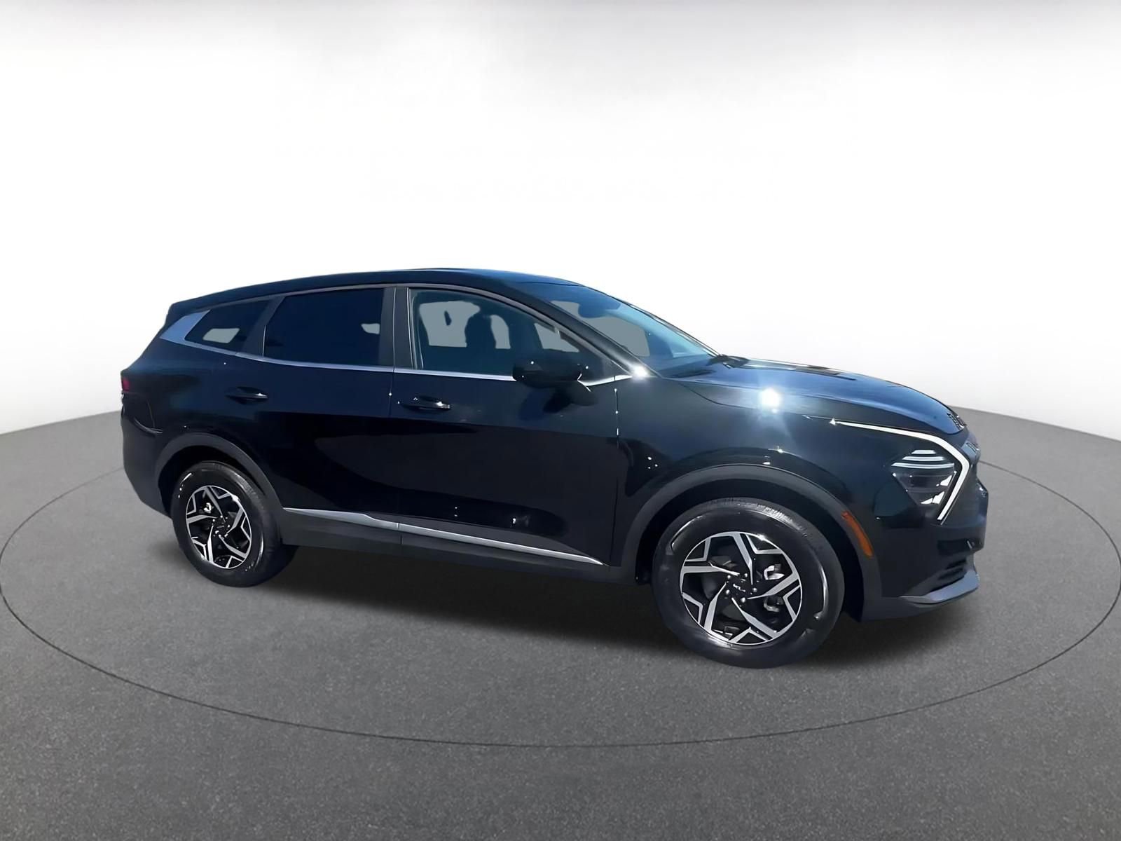 Used 2025 Kia Sportage LX image 2