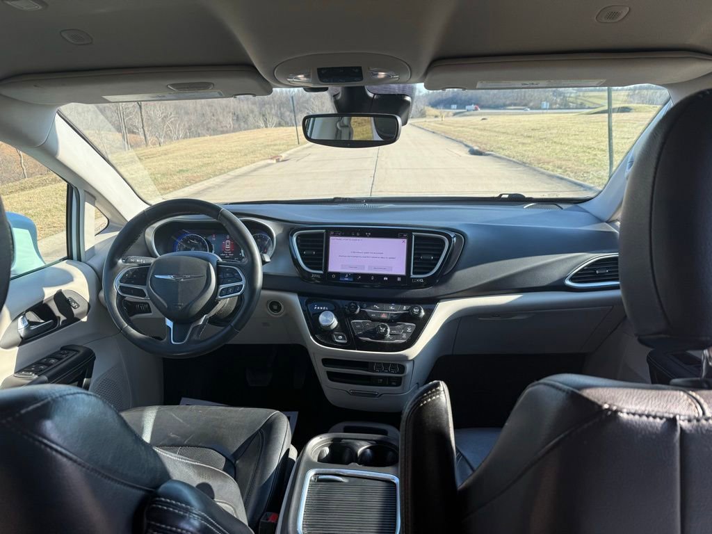 Used 2022 Chrysler Pacifica Touring-L image 16