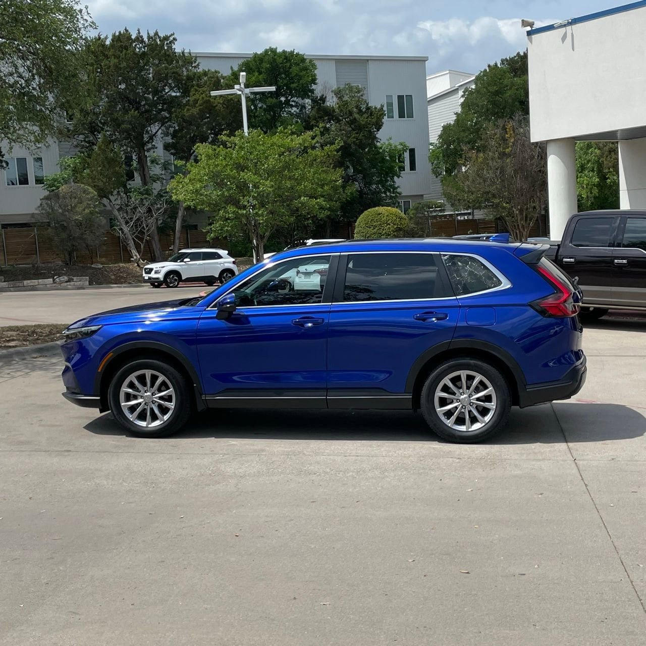 Used 2024 Honda CR-V EX-L image 3