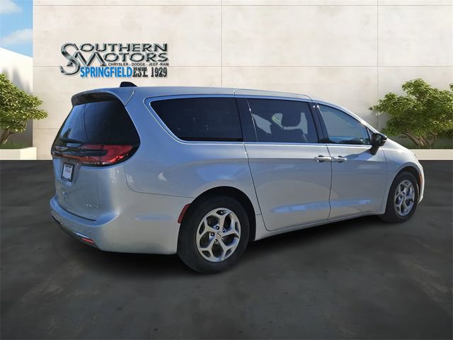 Used 2024 Chrysler Pacifica Limited image 5