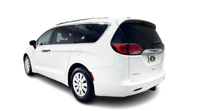 Used 2022 Chrysler Voyager LX image 7