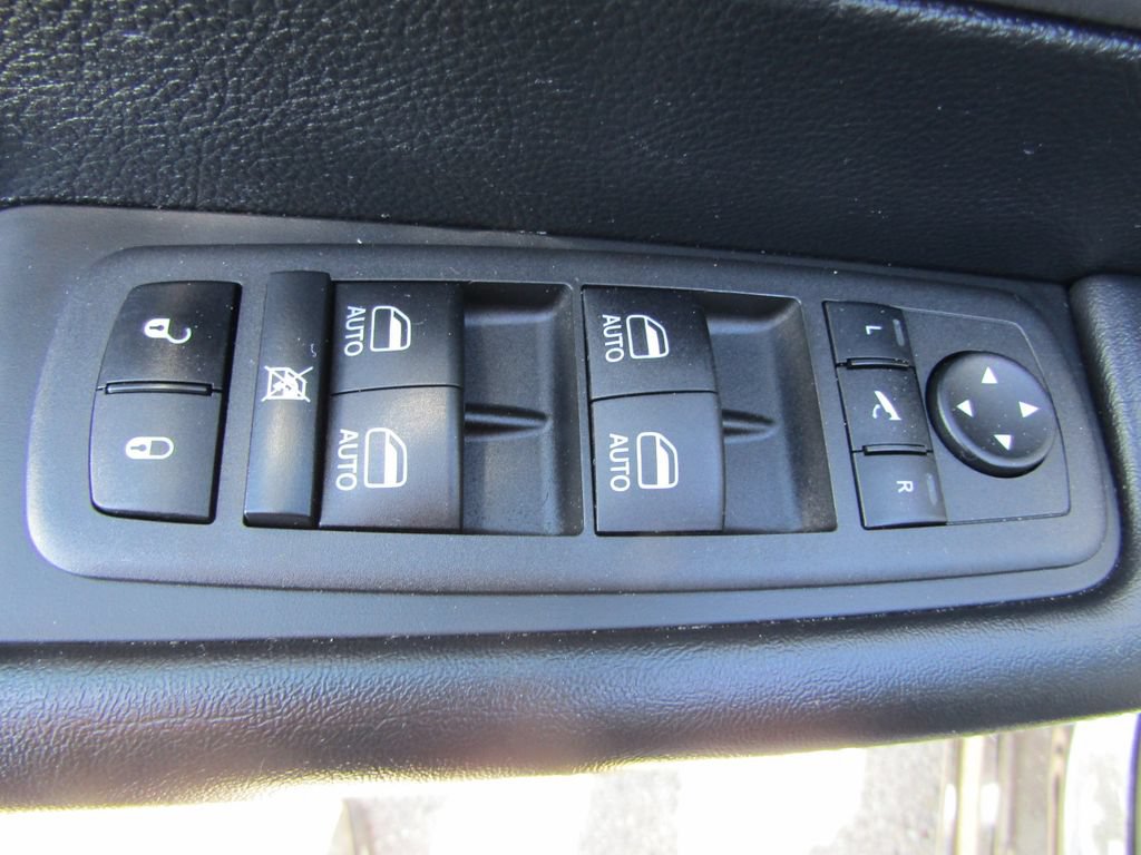 Used 2022 Chrysler Pacifica Limited w/ Uconnect Theater Family Group FWD image 28