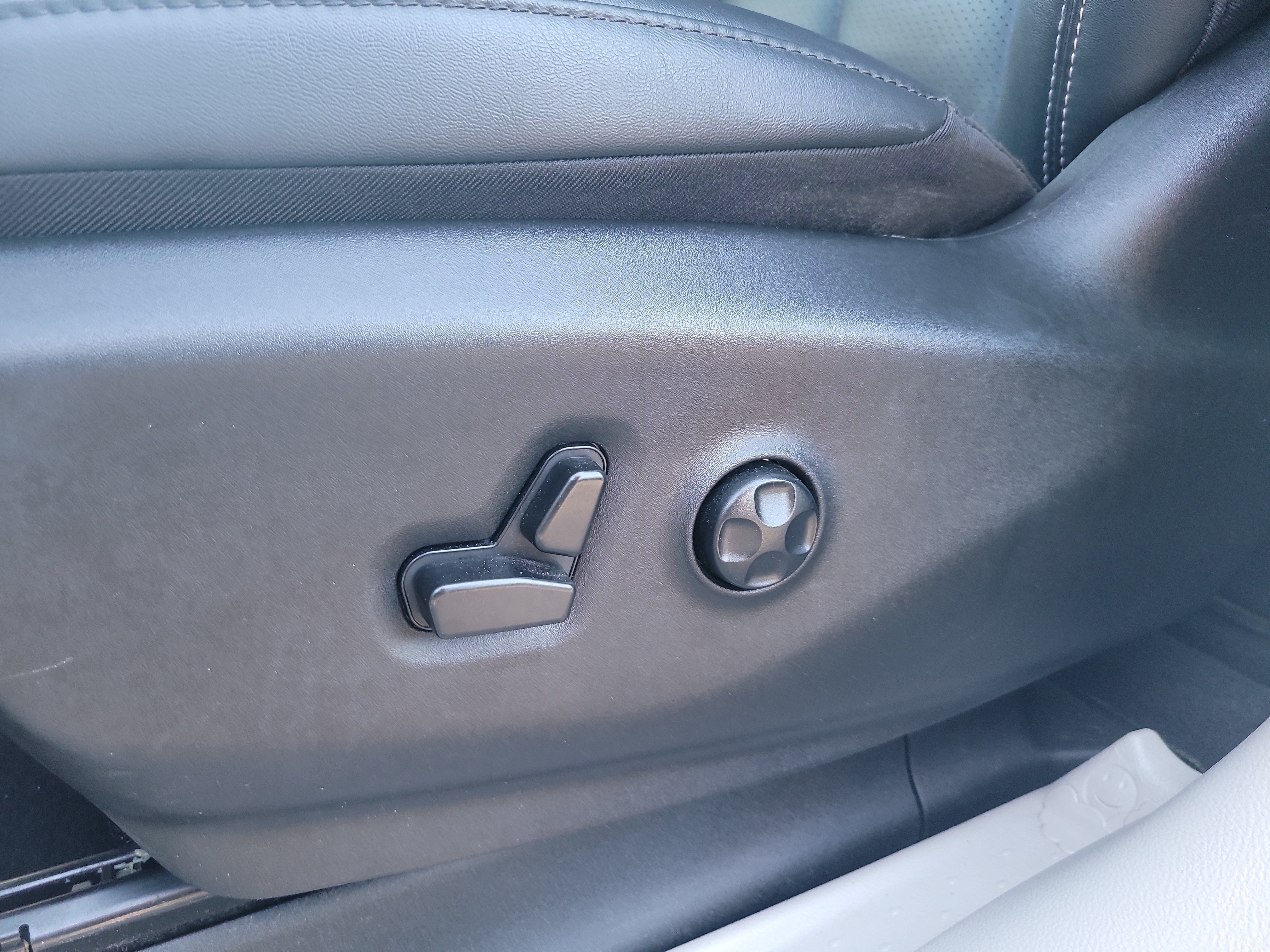 Used 2024 Chrysler Pacifica Touring-L FWD image 17