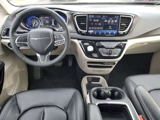 Used 2024 Chrysler Pacifica Touring-L image 24