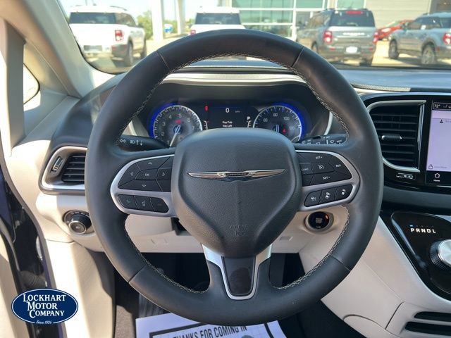 Used 2023 Chrysler Pacifica Touring-L image 28
