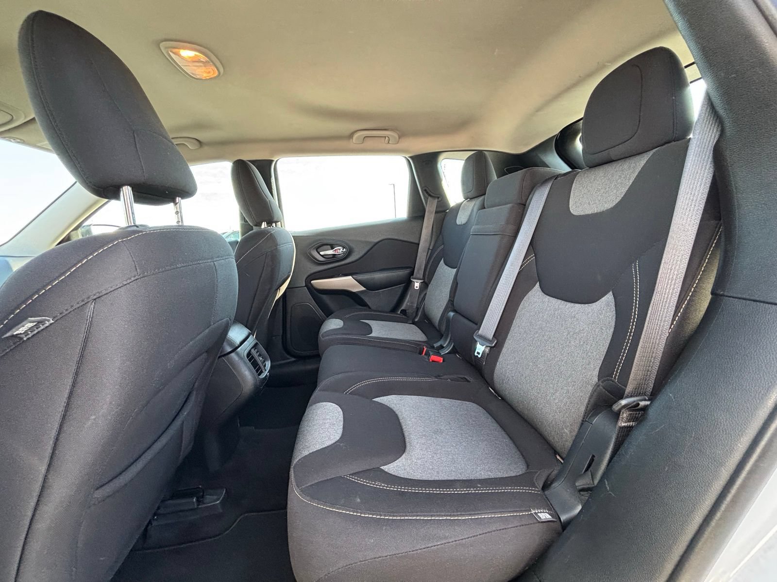 Used 2018 Jeep Cherokee Sport FWD image 18