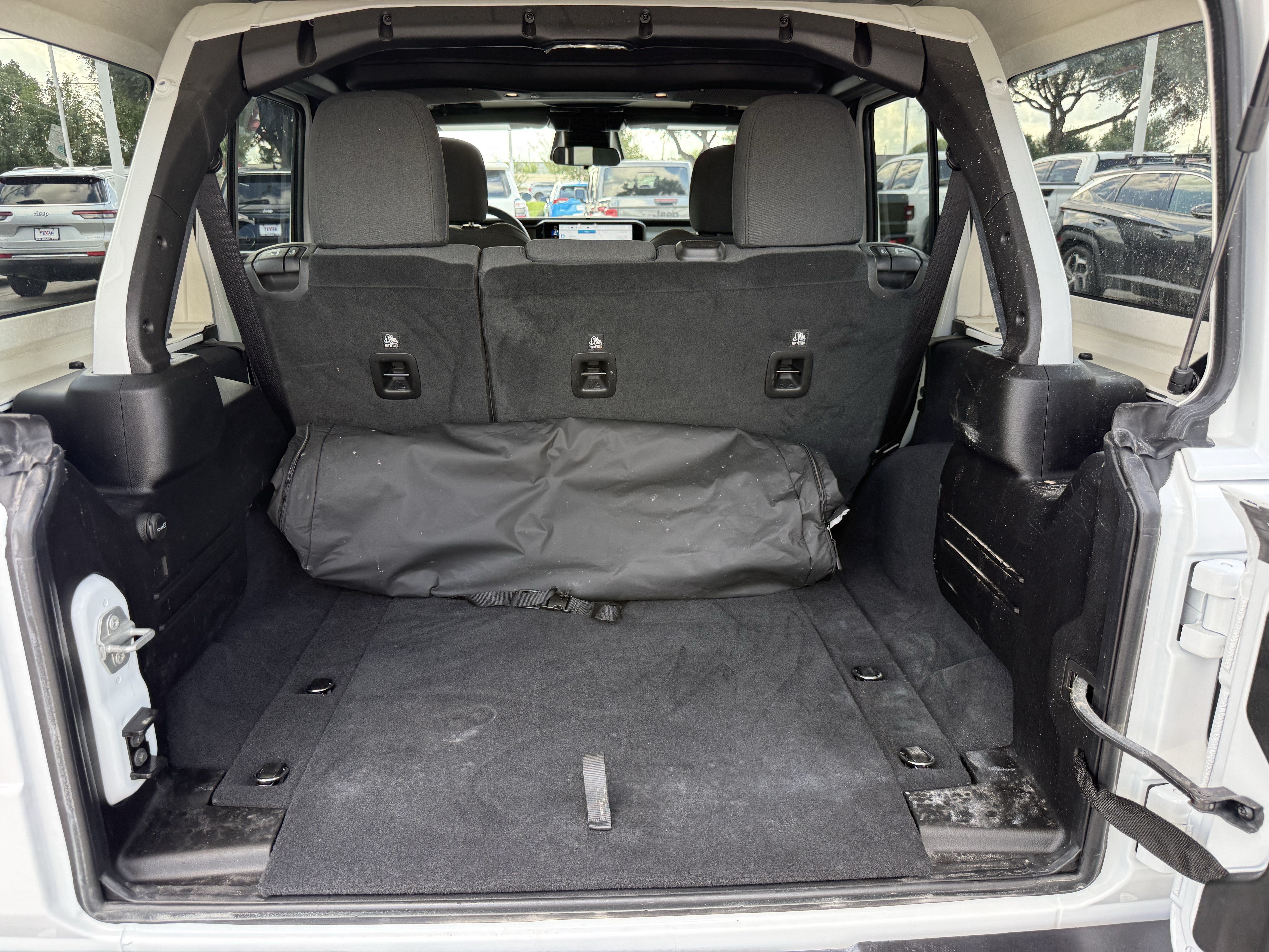 Used 2025 Jeep Wrangler Unlimited Sahara AWD/4WD image 30