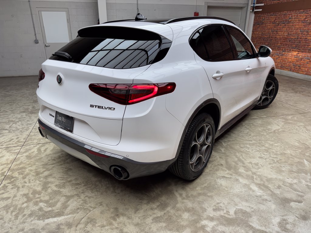 Used 2023 Alfa Romeo Stelvio Ti AWD/4WD image 4