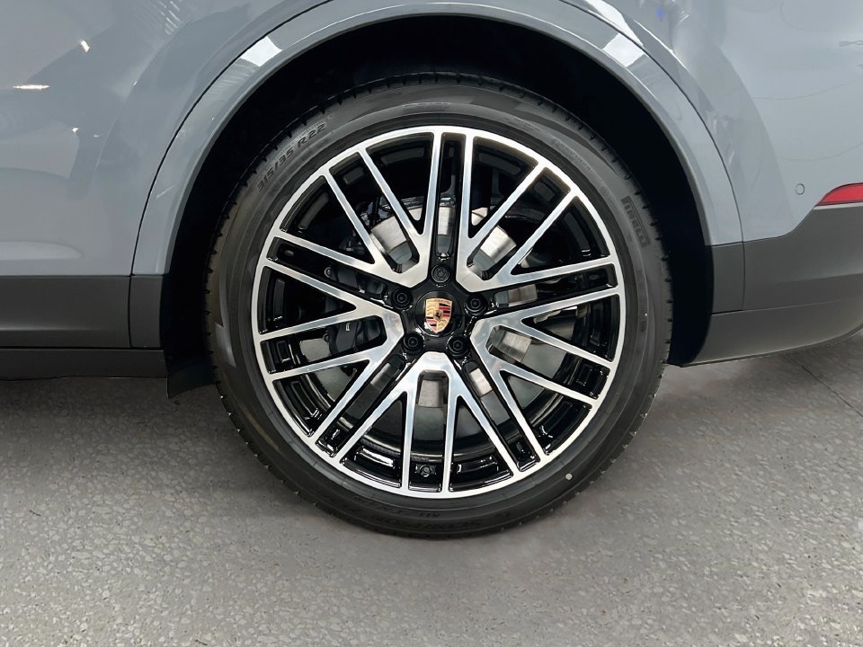 New 2026 Porsche Cayenne Coupe AWD/4WD image 33