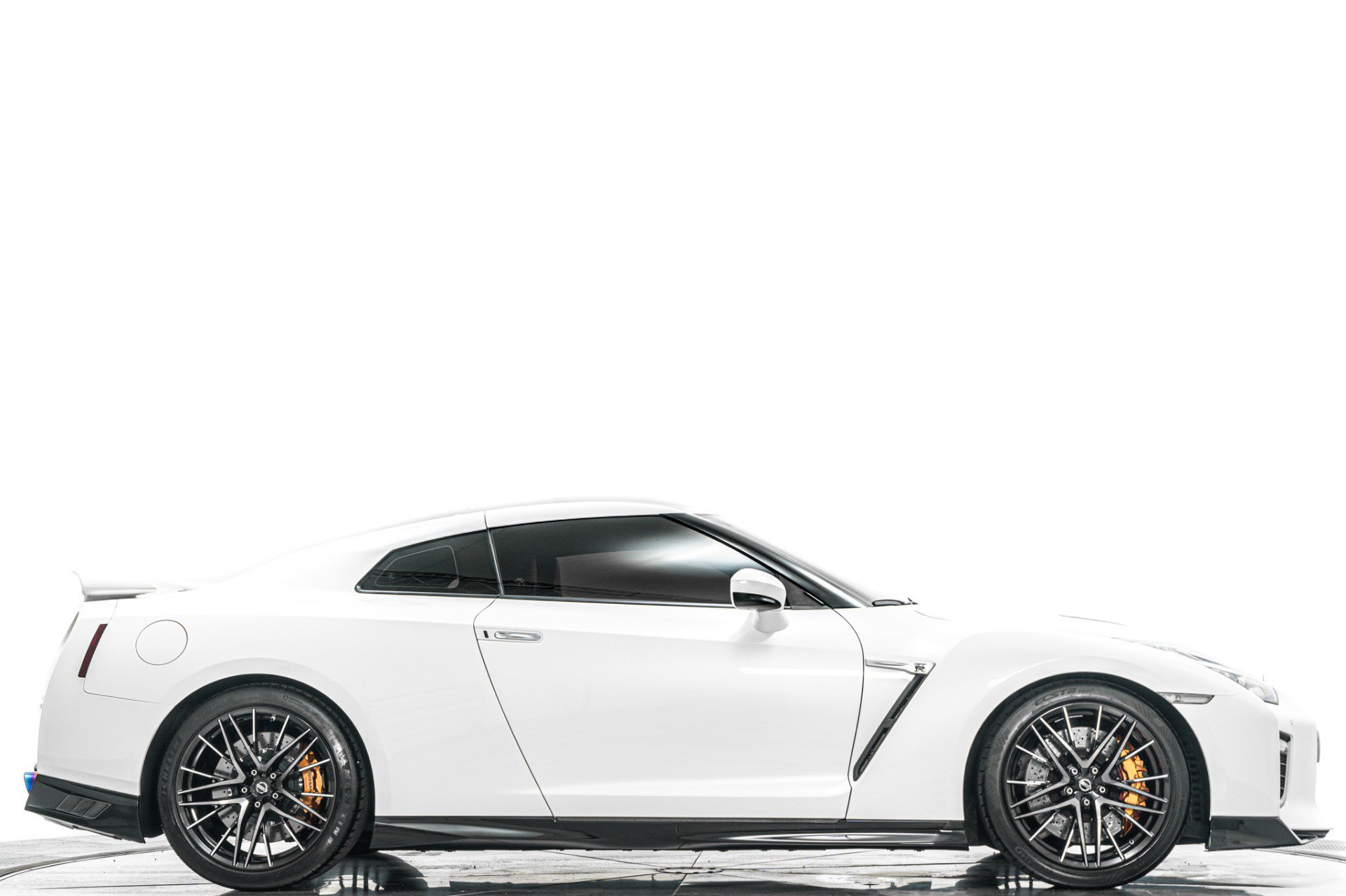 Used 2021 Nissan GT-R Premium AWD/4WD image 2