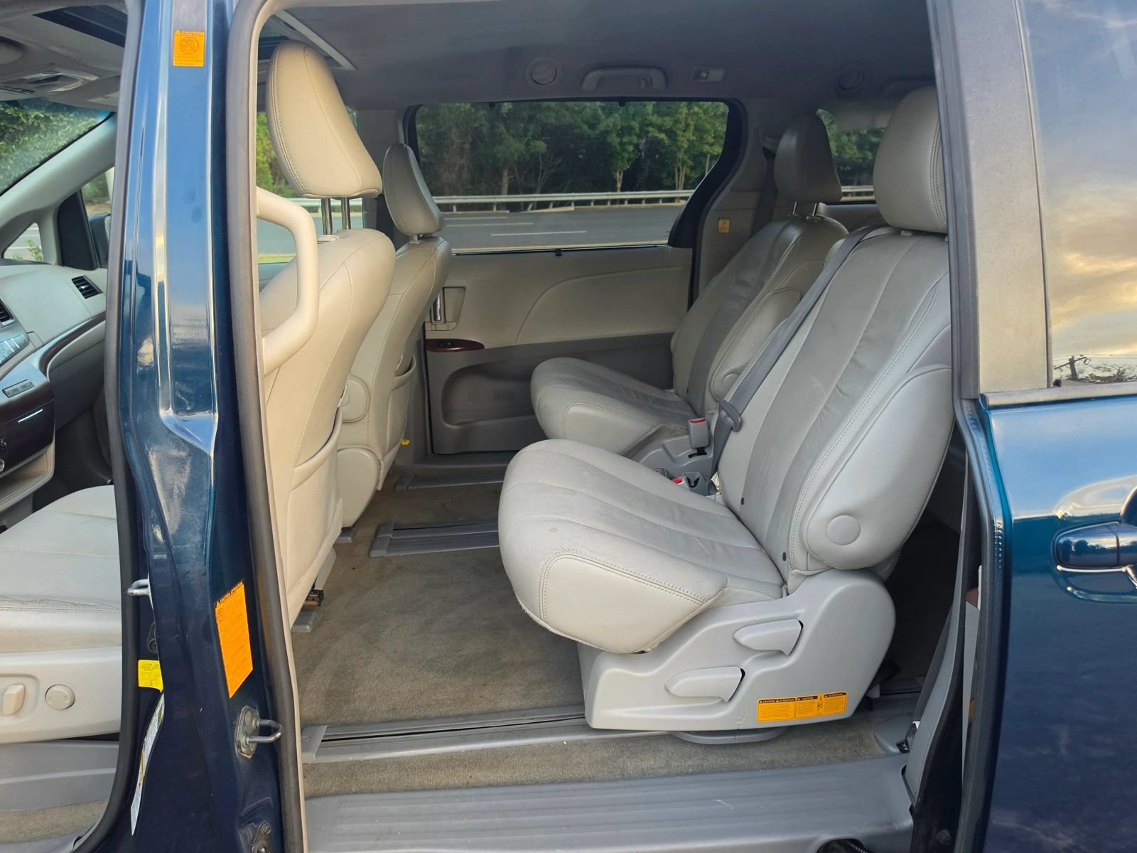 Used 2012 Toyota Sienna XLE FWD image 11