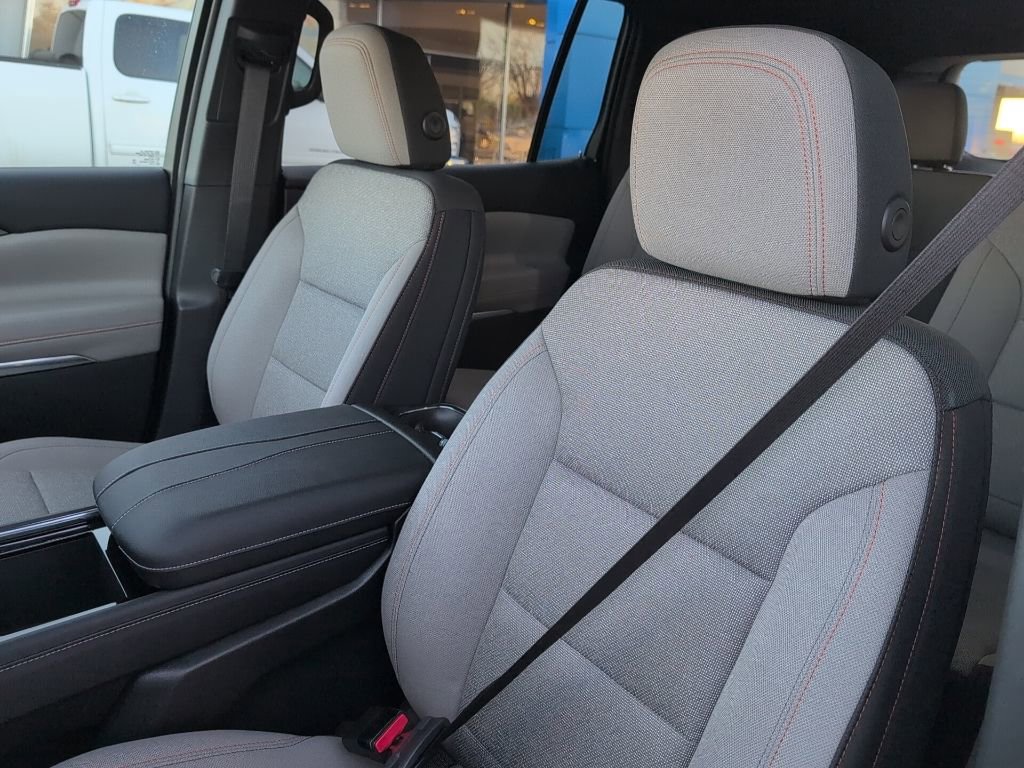 Used 2026 Chevrolet Traverse LT image 11