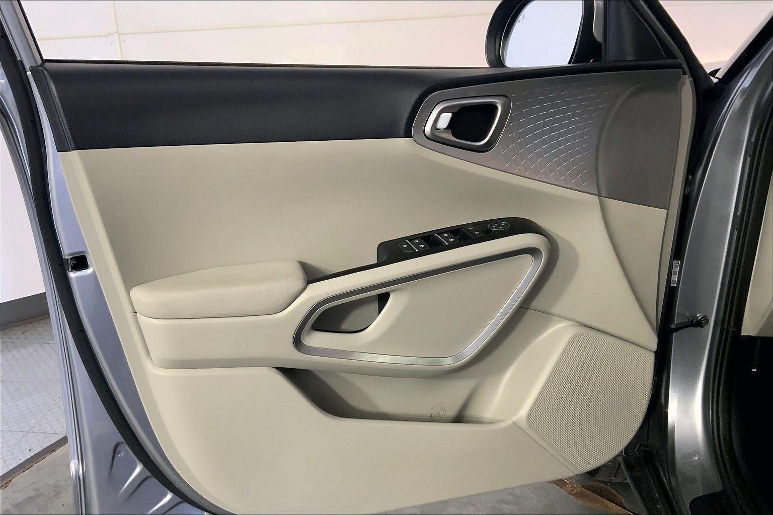 Used 2025 Kia Soul LX FWD image 24