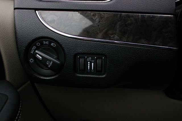 Used 2014 Chrysler Town & Country Touring-L w/ Driver Convenience Group image 6