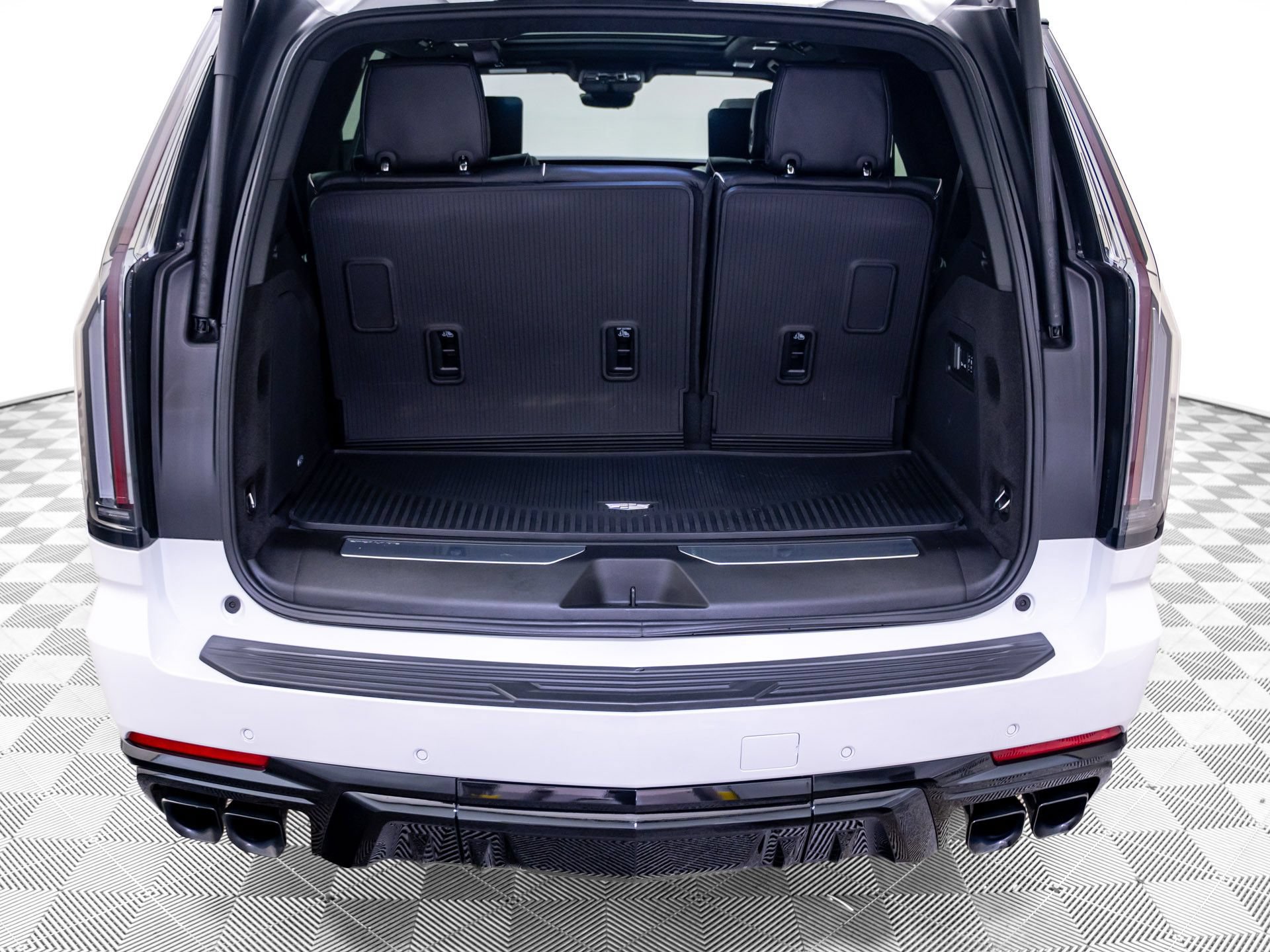 Certified 2025 Cadillac Escalade V w/ LPO, ONYX Package AWD/4WD image 38