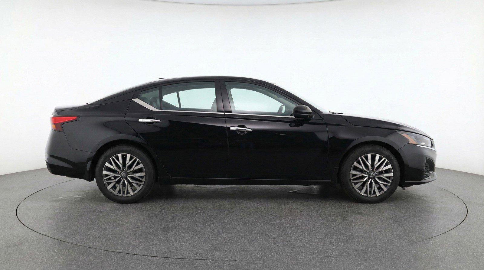 Used 2025 Nissan Altima 2.5 SV FWD image 11