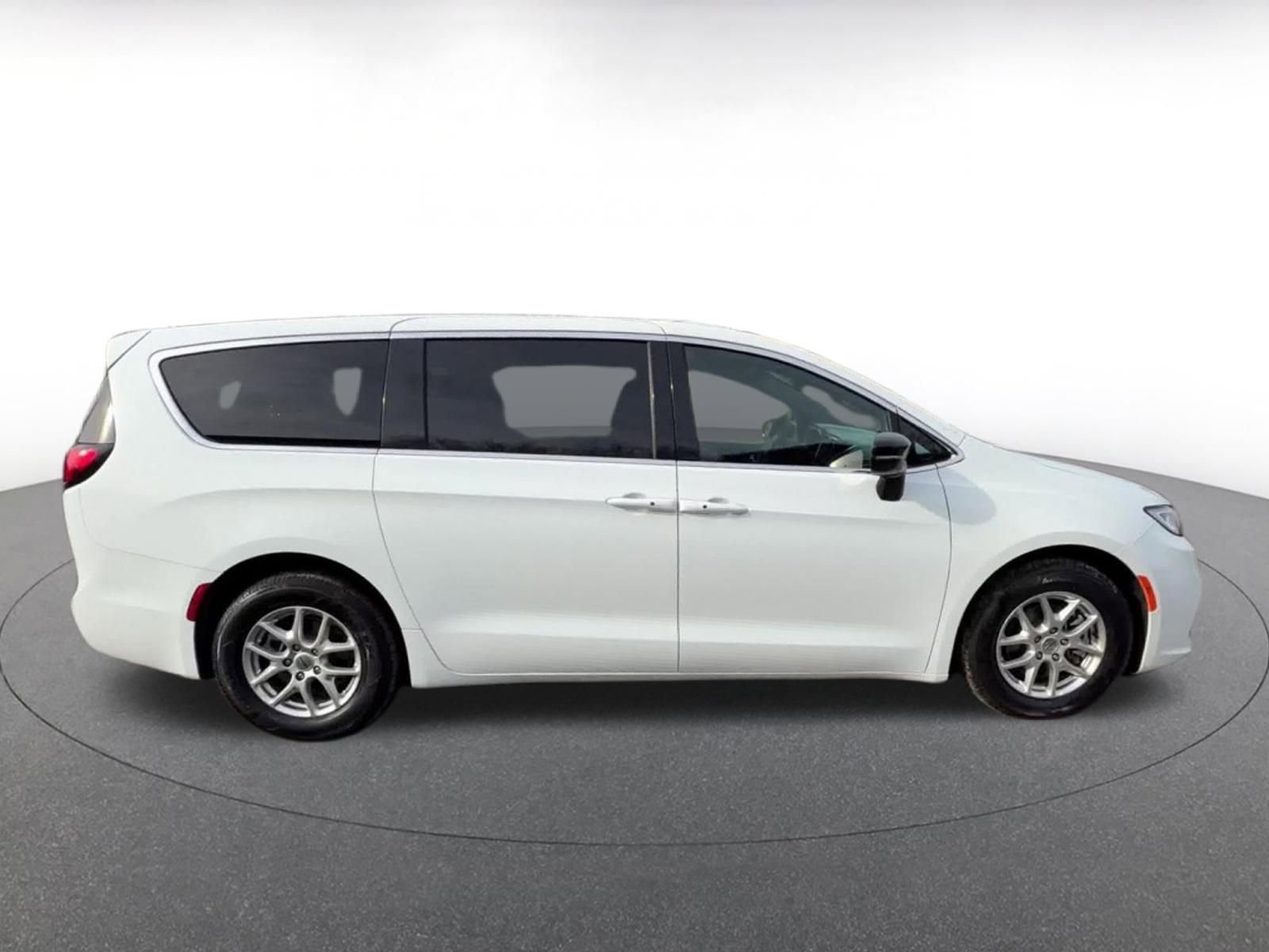 Used 2025 Chrysler Pacifica Select image 16