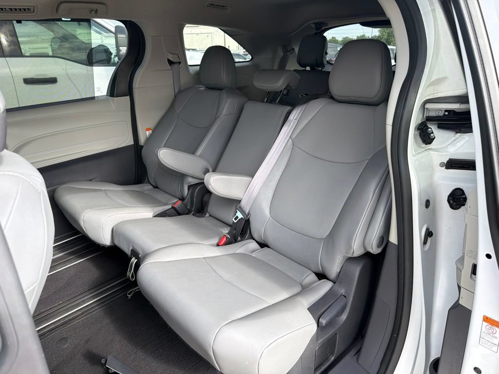 Used 2023 Toyota Sienna XLE FWD image 3