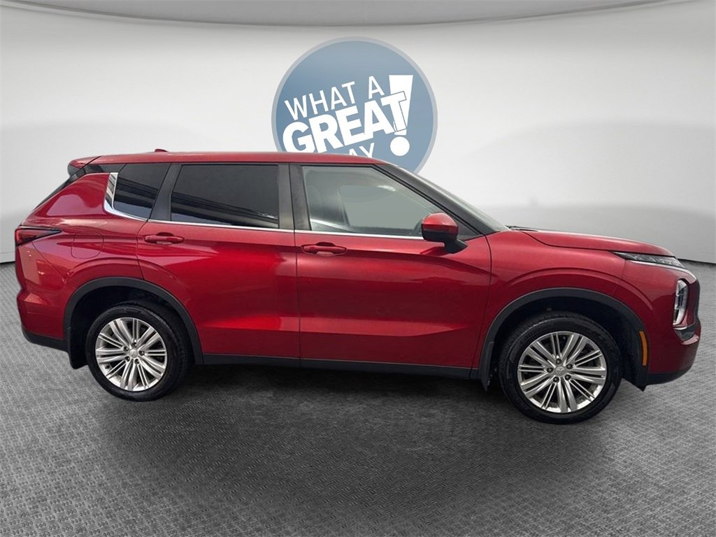 Used 2022 Mitsubishi Outlander ES image 2