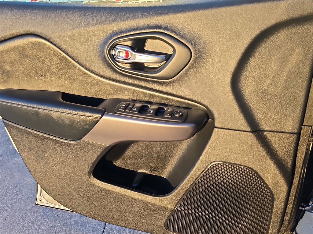 Used 2019 Jeep Cherokee Latitude w/ Popular Appearance Group image 27