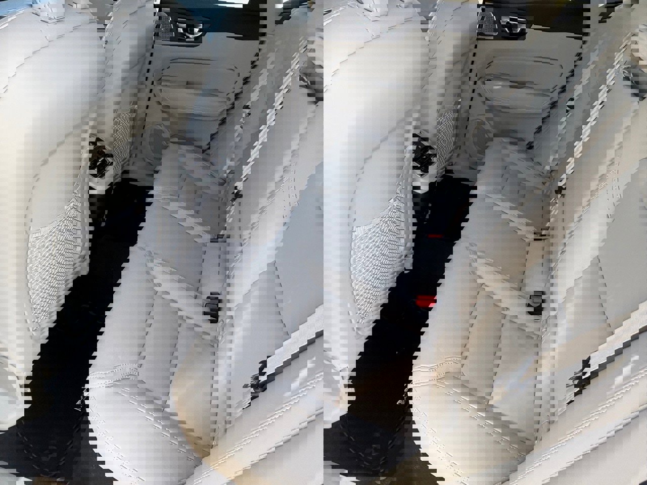 New 2026 Volvo XC60 B5 Ultra w/ Protection Package Premier image 33