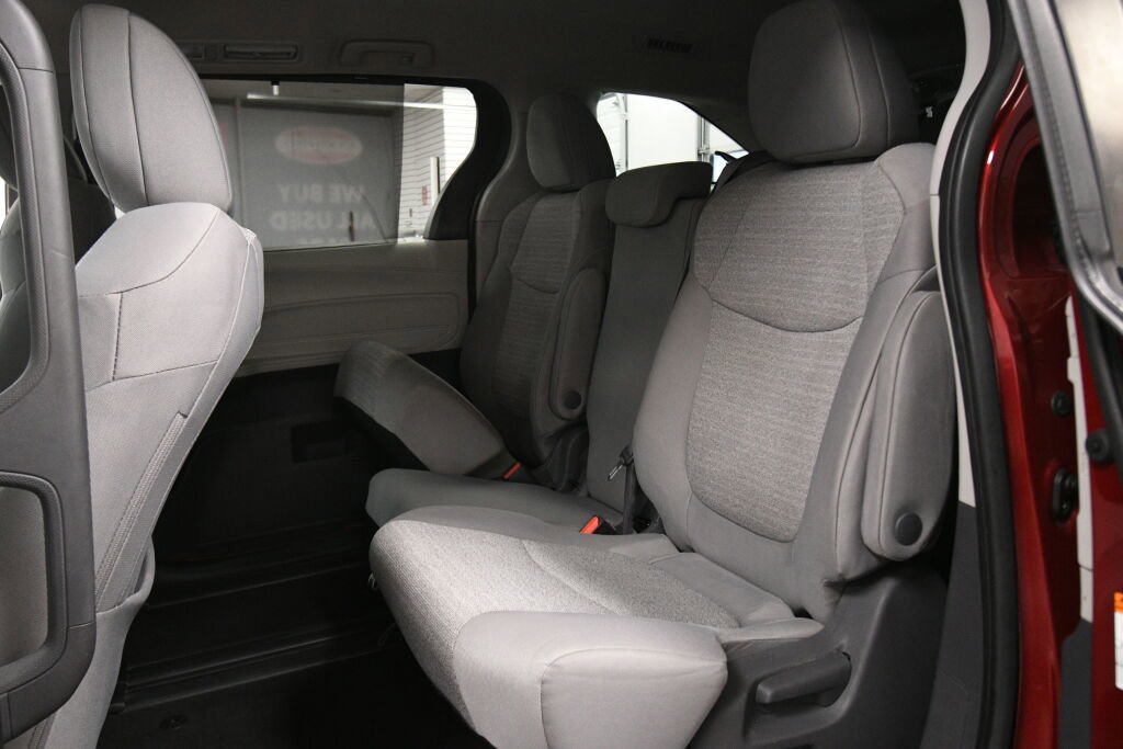 Used 2021 Toyota Sienna LE FWD image 19