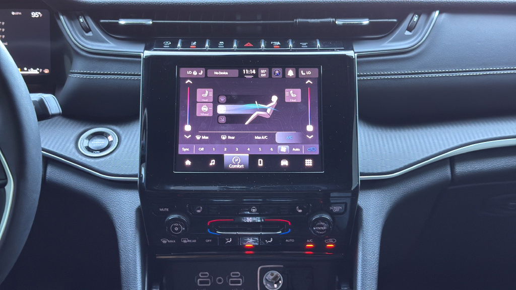 Used 2025 Jeep Grand Cherokee Altitude RWD image 16