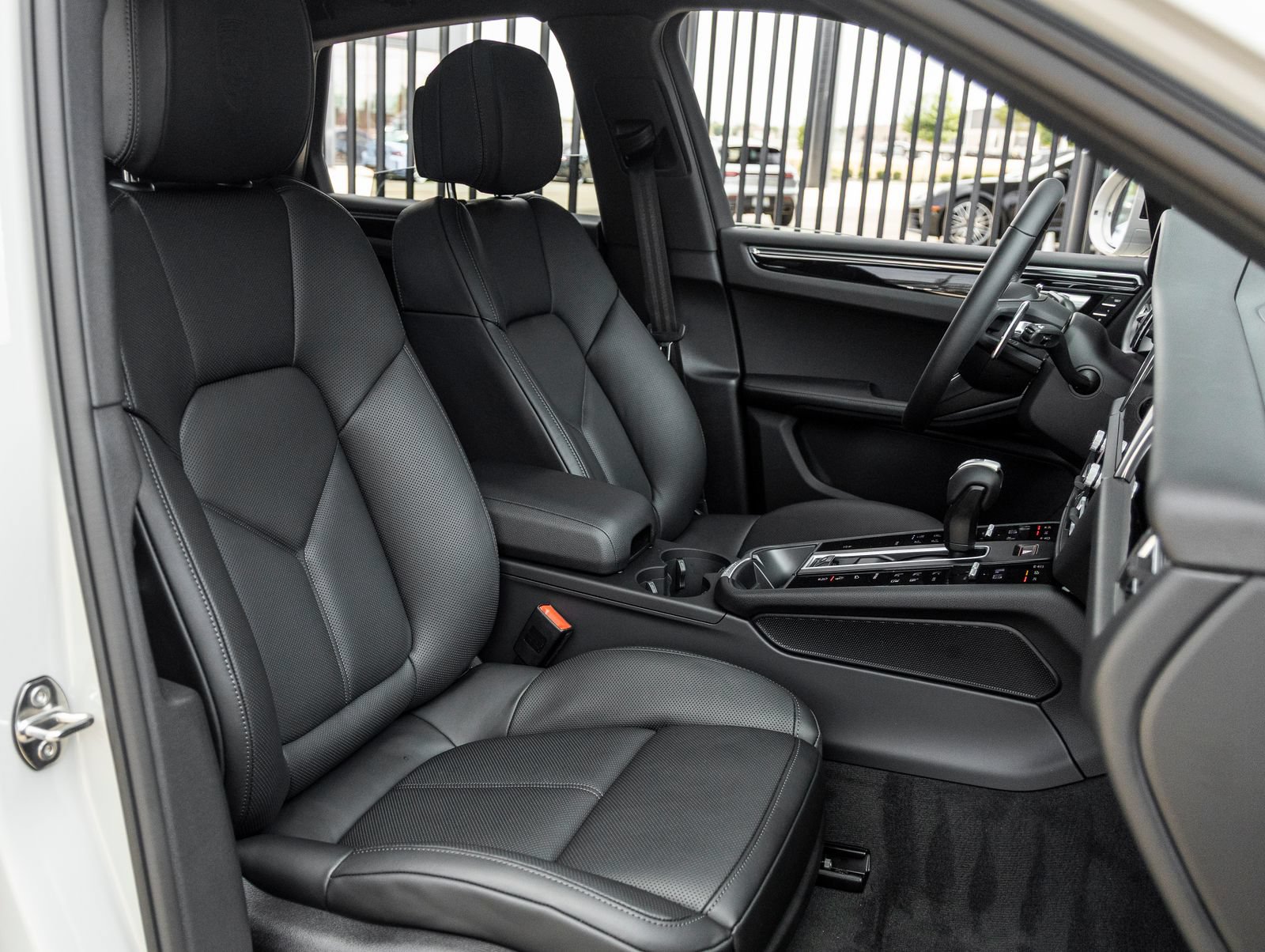 Certified 2026 Porsche Macan AWD/4WD image 44