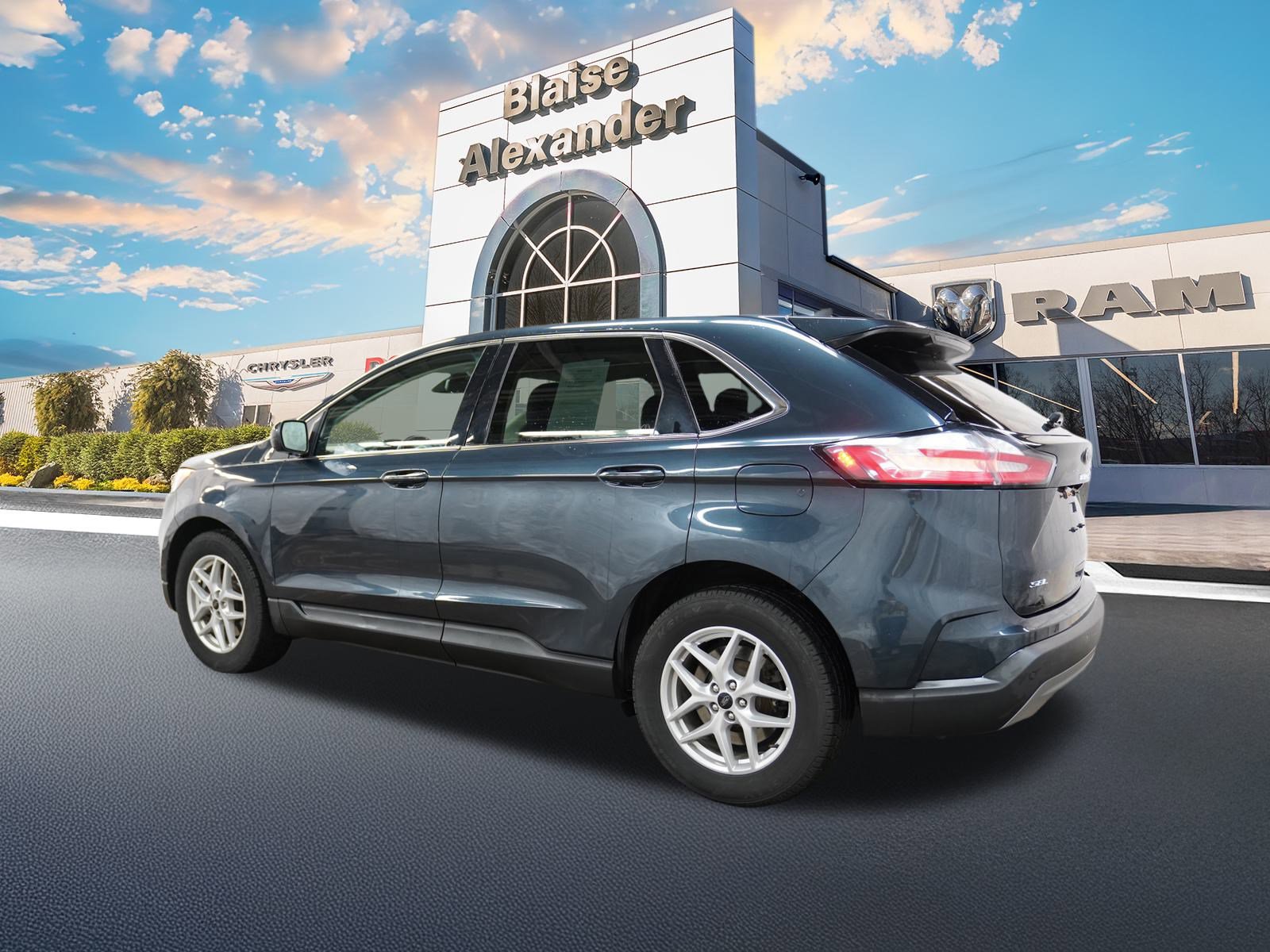 Used 2023 Ford Edge SEL image 9