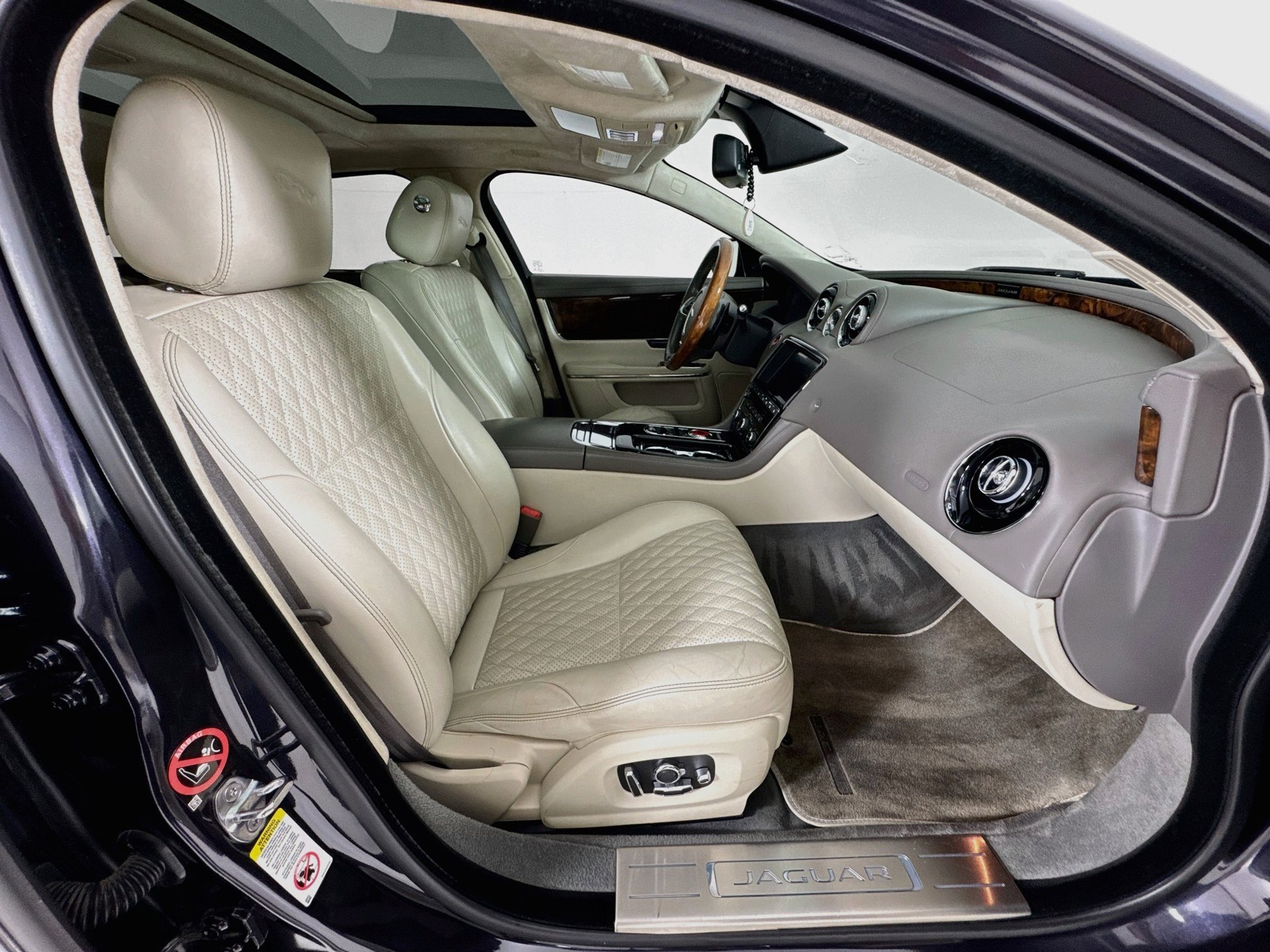 Used 2017 Jaguar XJ L Portfolio RWD image 28