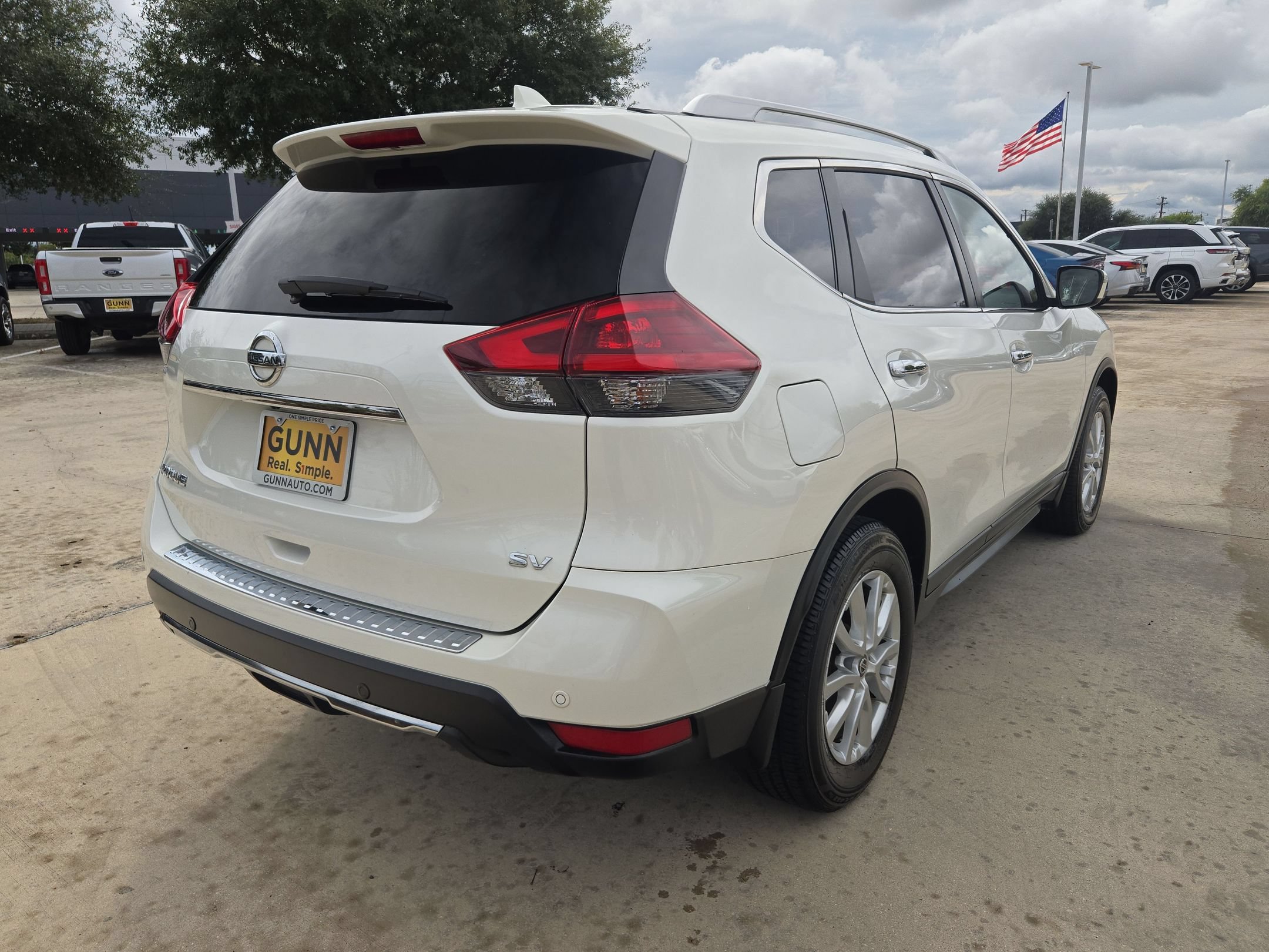 Used 2020 Nissan Rogue SV FWD image 3