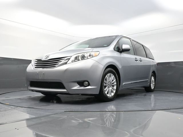 Used 2015 Toyota Sienna XLE w/ XLE Navigation Package image 23