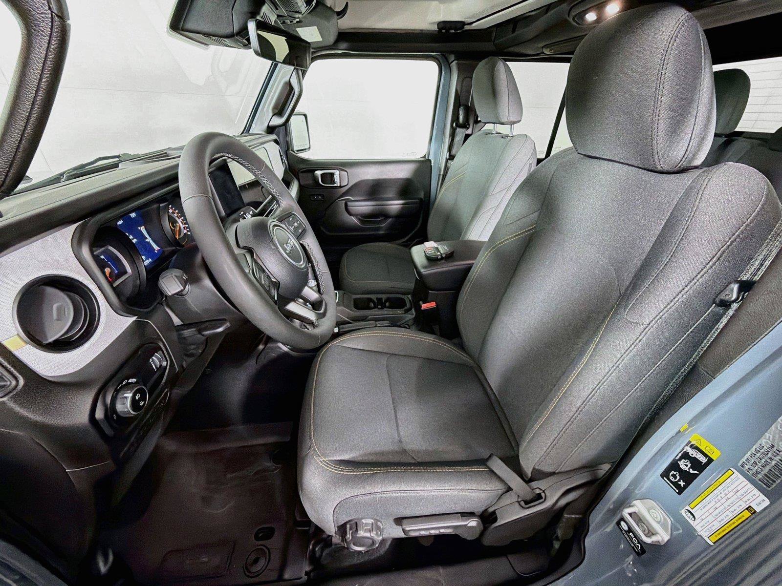 Used 2025 Jeep Gladiator Sport AWD/4WD image 2