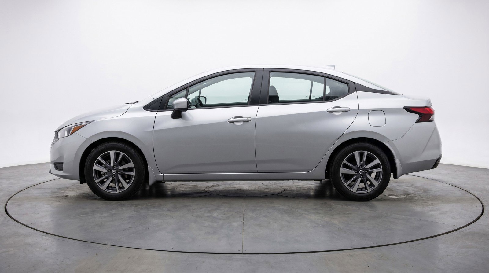 Used 2025 Nissan Versa SV image 5