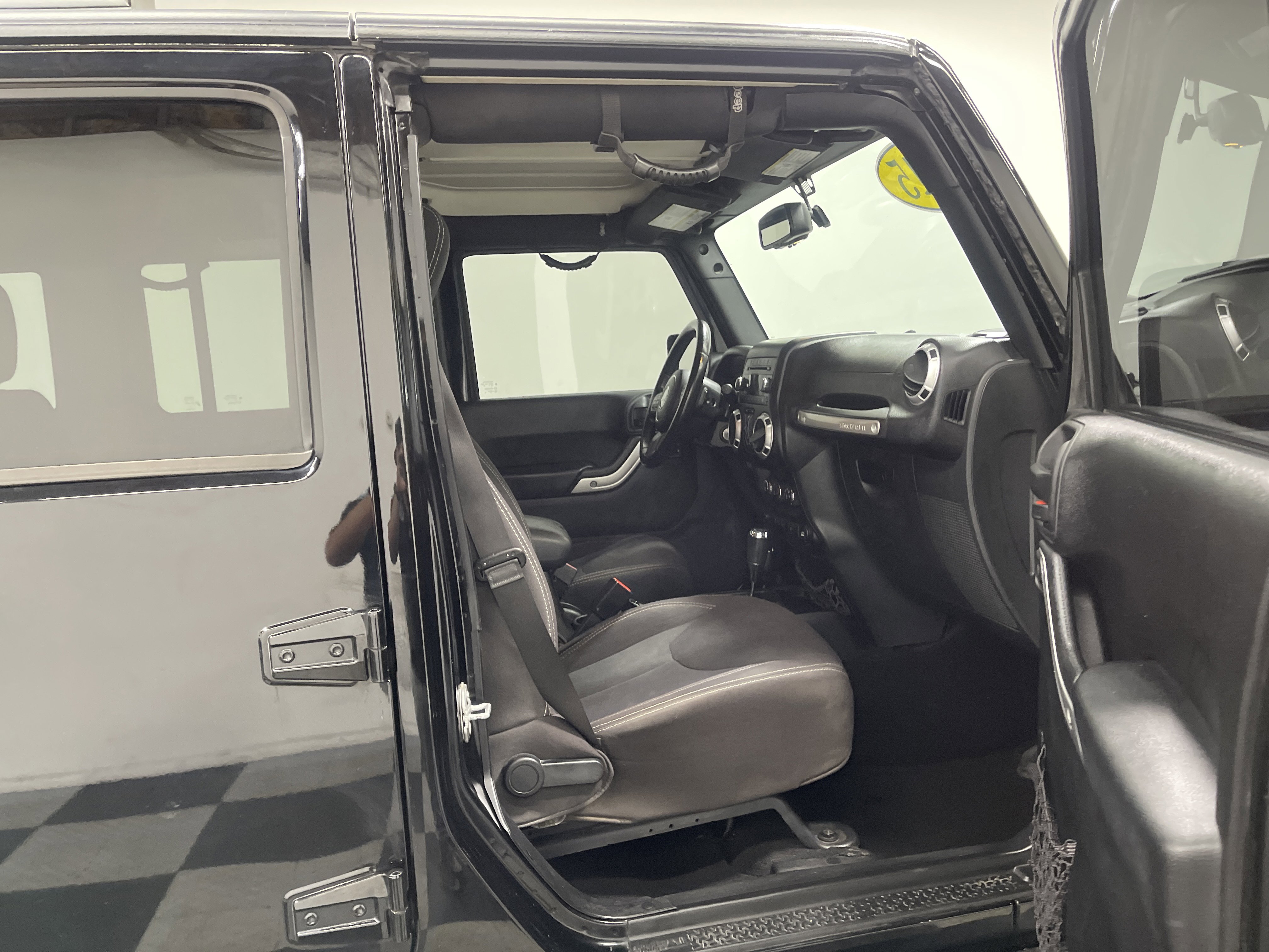 Used 2015 Jeep Wrangler Unlimited Sahara w/ Connectivity Group image 26