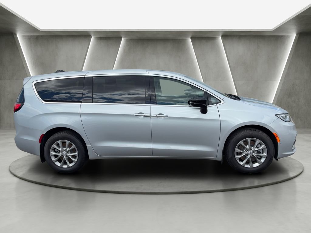 New 2026 Chrysler Pacifica Select AWD/4WD image 8