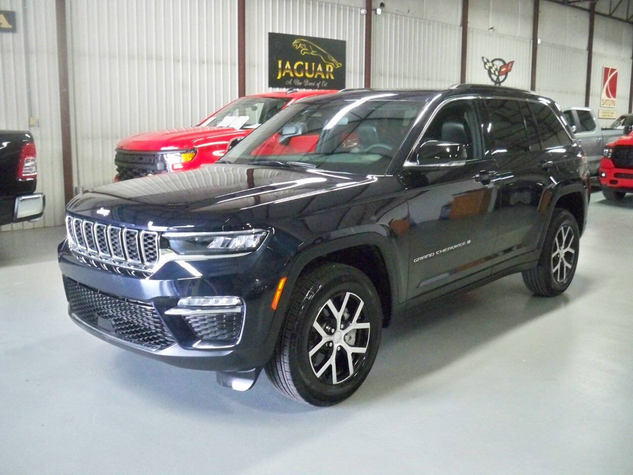 Used 2024 Jeep Grand Cherokee Limited image 1