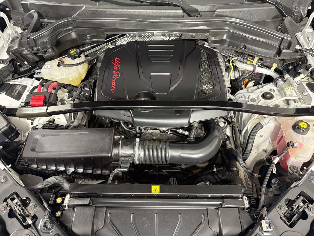 Used 2022 Alfa Romeo Stelvio Veloce AWD/4WD image 32