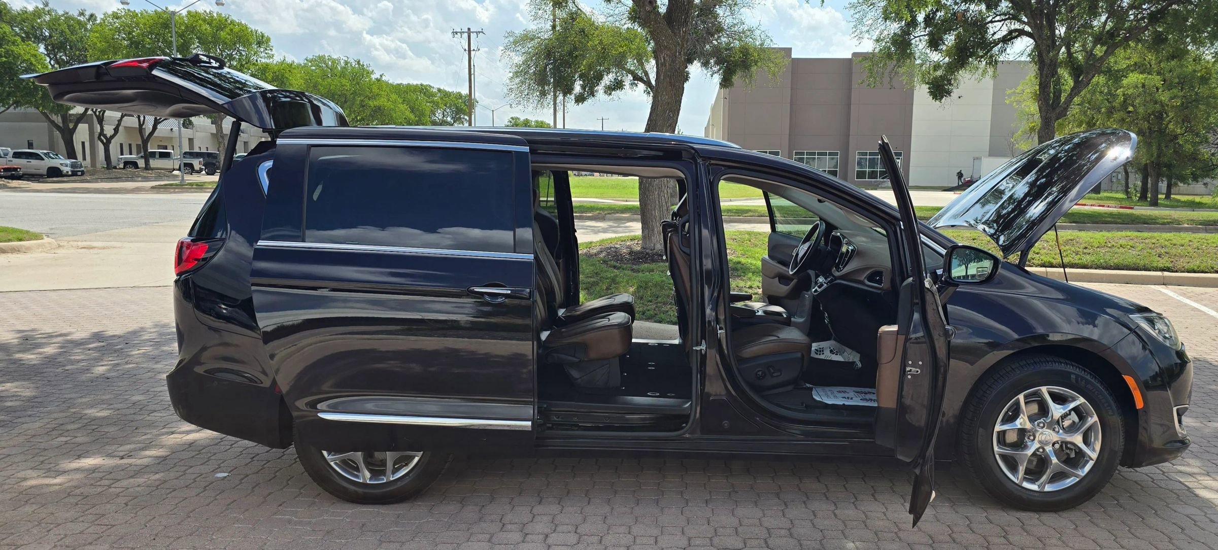 Used 2017 Chrysler Pacifica Limited FWD image 15