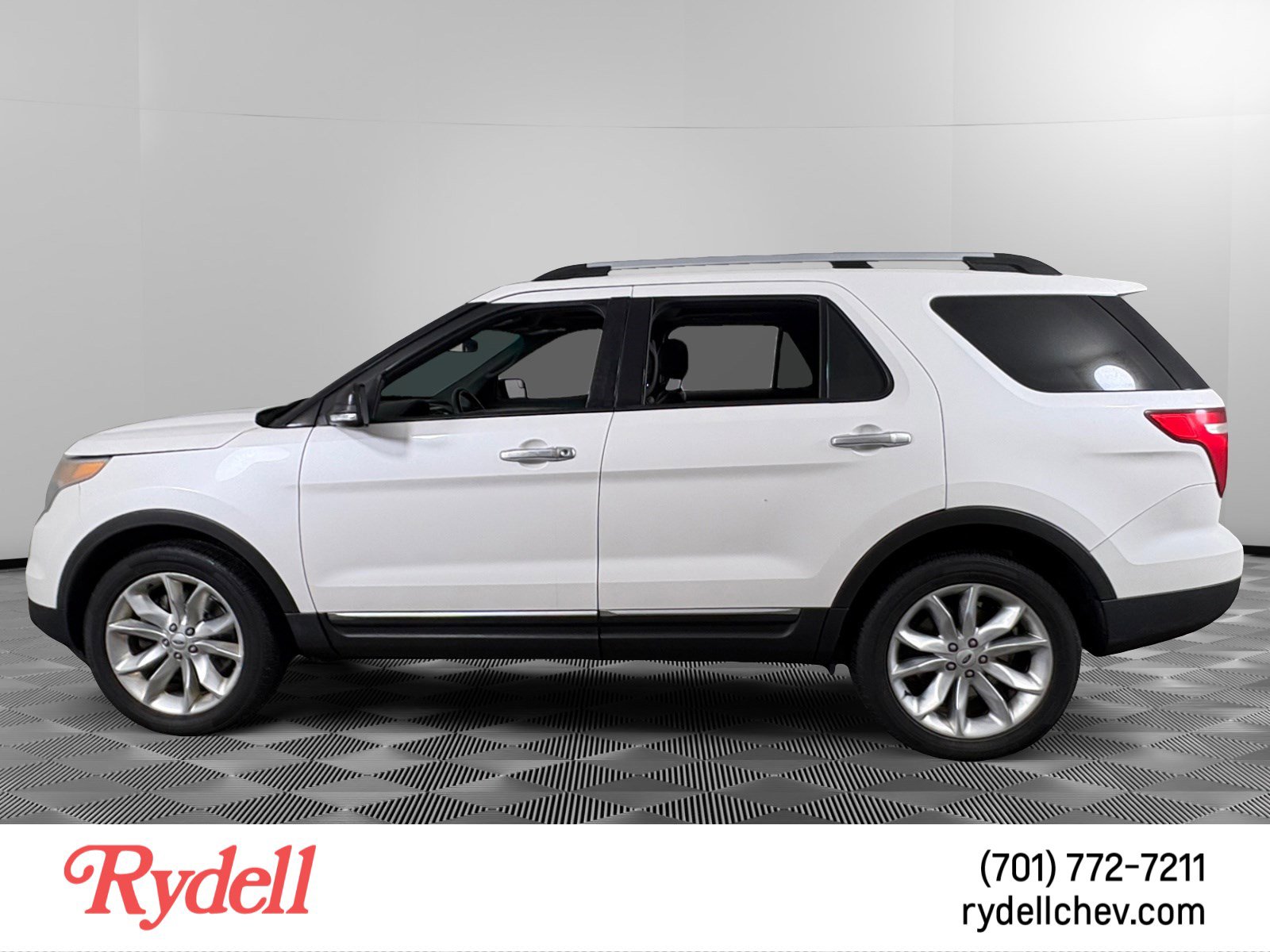 Used 2015 Ford Explorer XLT w/ Equipment Group 202A image 2