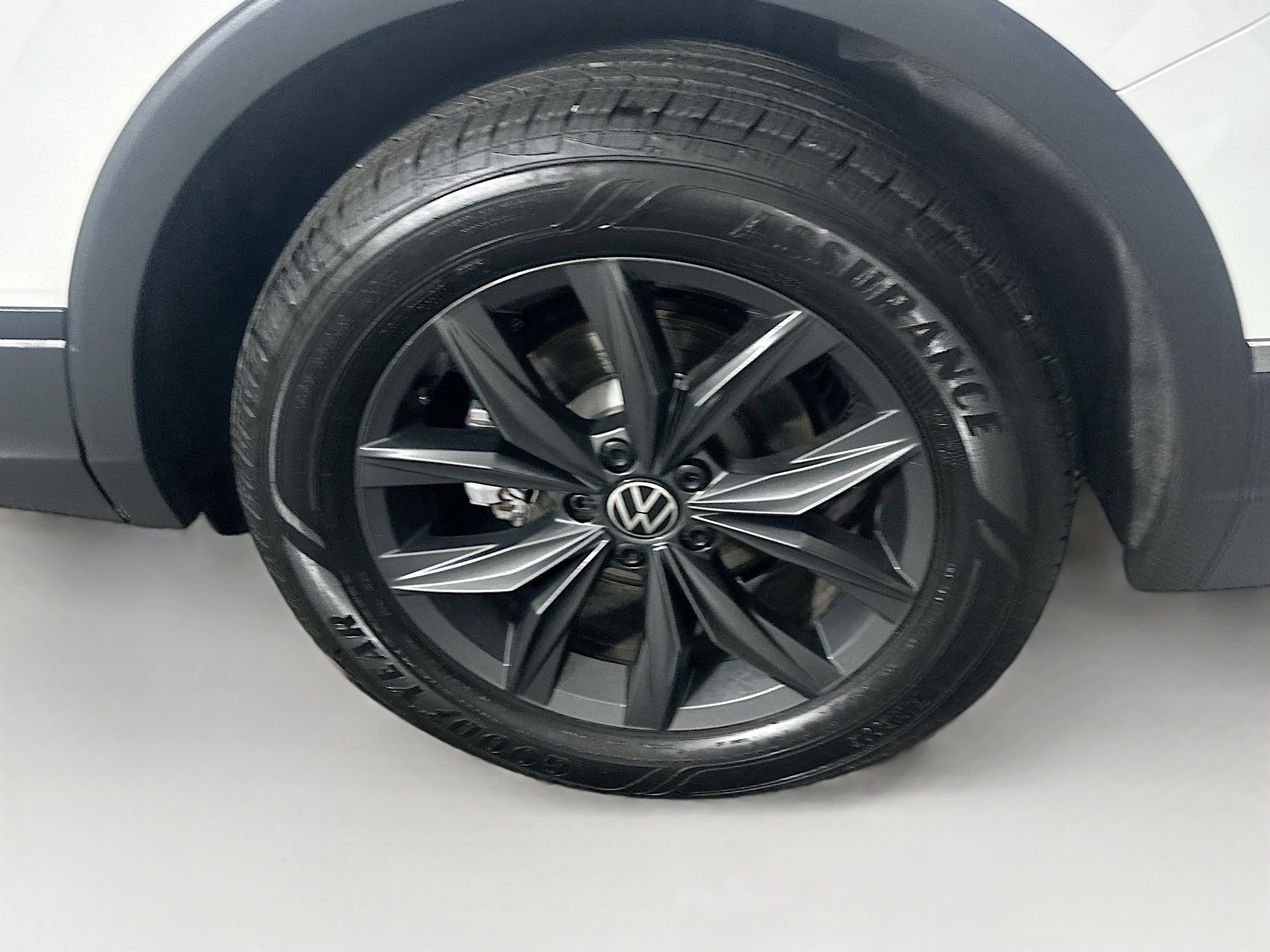 Used 2024 Volkswagen Tiguan SE image 11