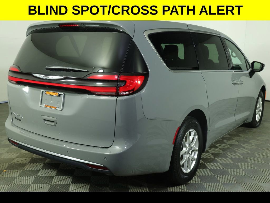 Used 2025 Chrysler Pacifica Select FWD image 7