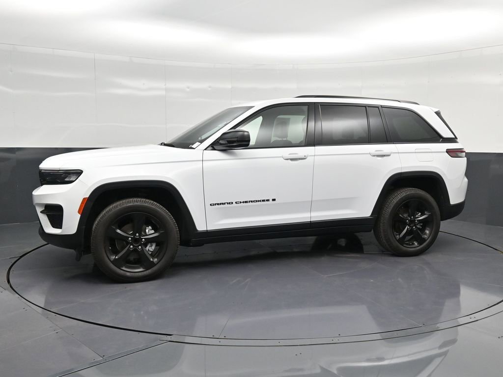 Used 2022 Jeep Grand Cherokee Altitude RWD image 7