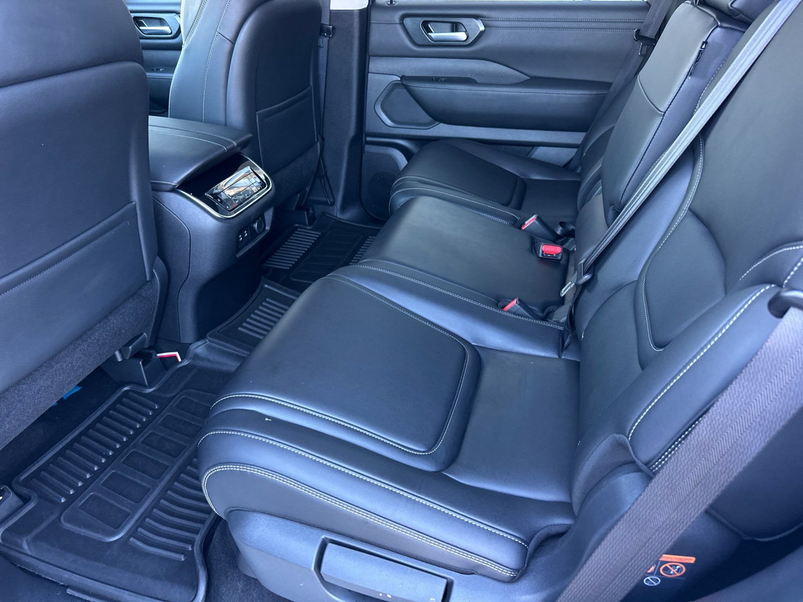 Used 2025 Nissan Armada SV AWD/4WD image 11