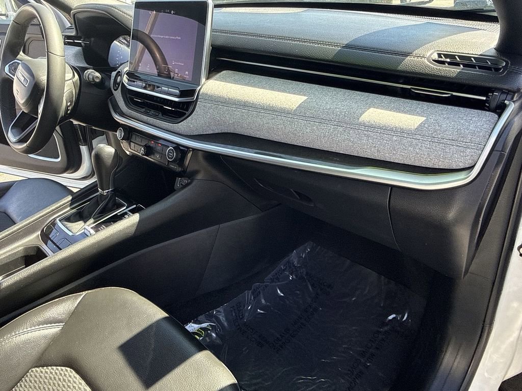 Used 2023 Jeep Compass Latitude image 27