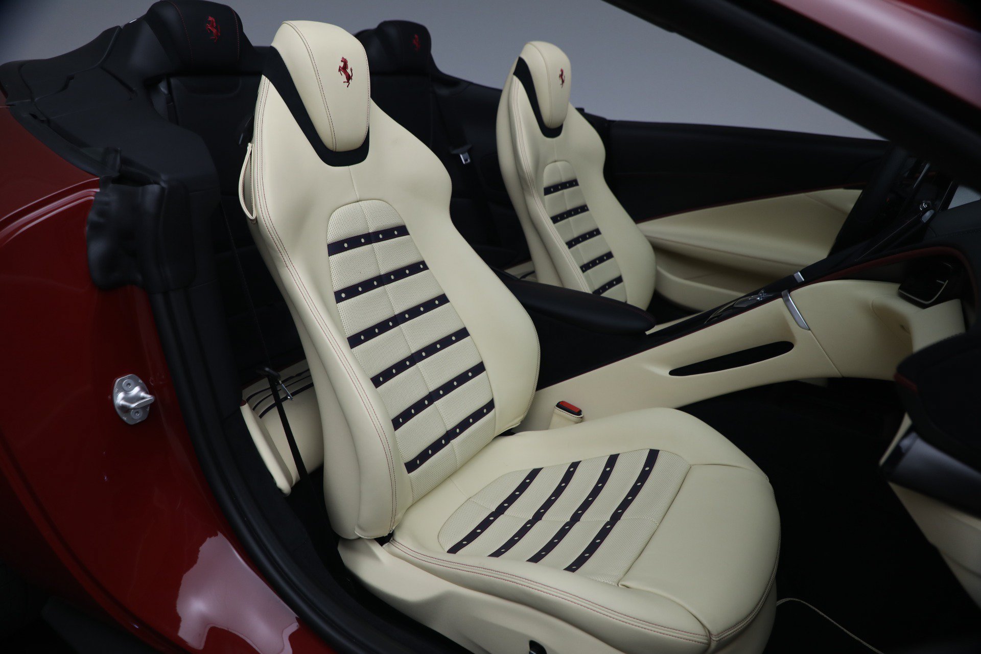 Certified 2025 Ferrari Roma Spider RWD image 18