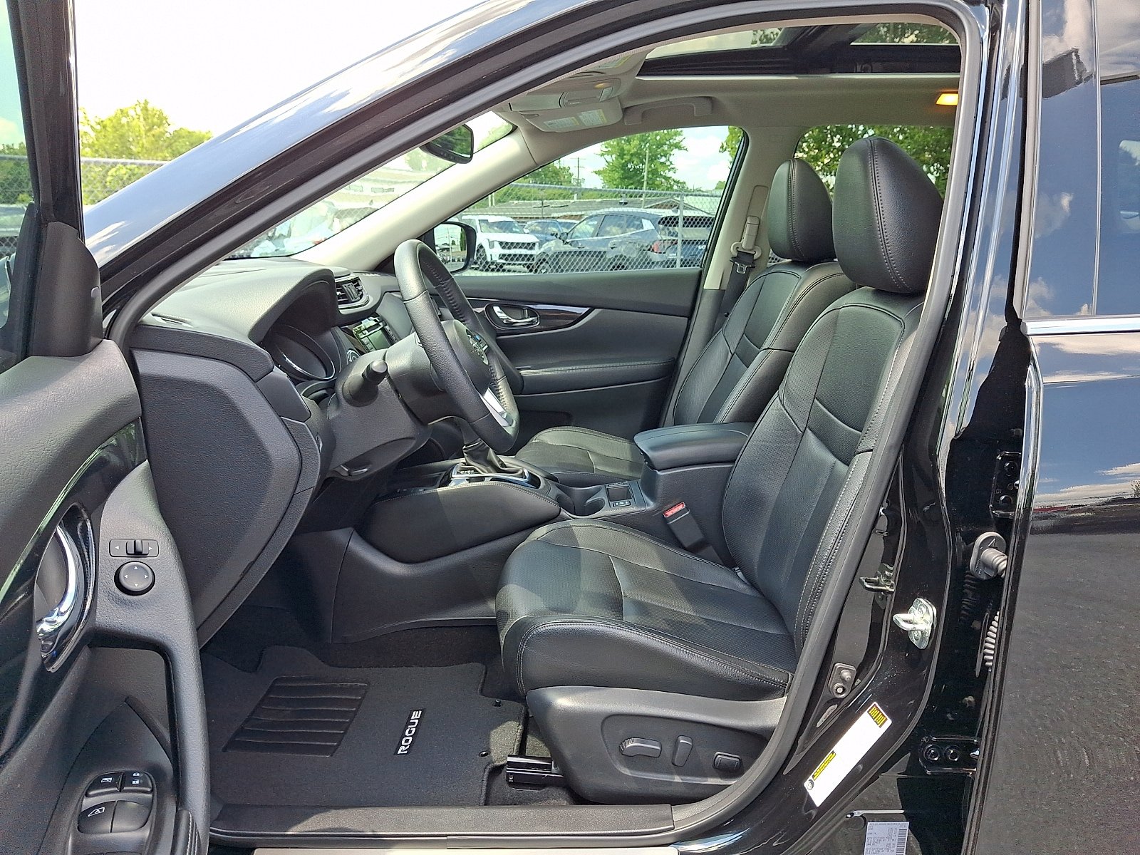 Used 2019 Nissan Rogue SL w/ Premium Package AWD/4WD image 16