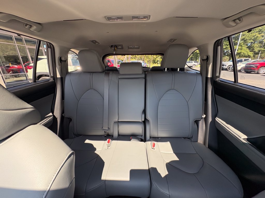 Used 2026 Toyota Highlander XLE AWD/4WD image 12