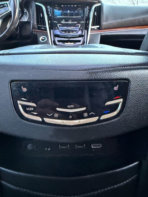 Used 2019 Cadillac Escalade ESV Luxury image 23