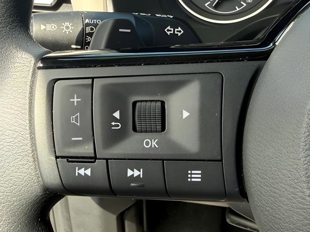 Used 2022 Nissan Rogue SV FWD image 16